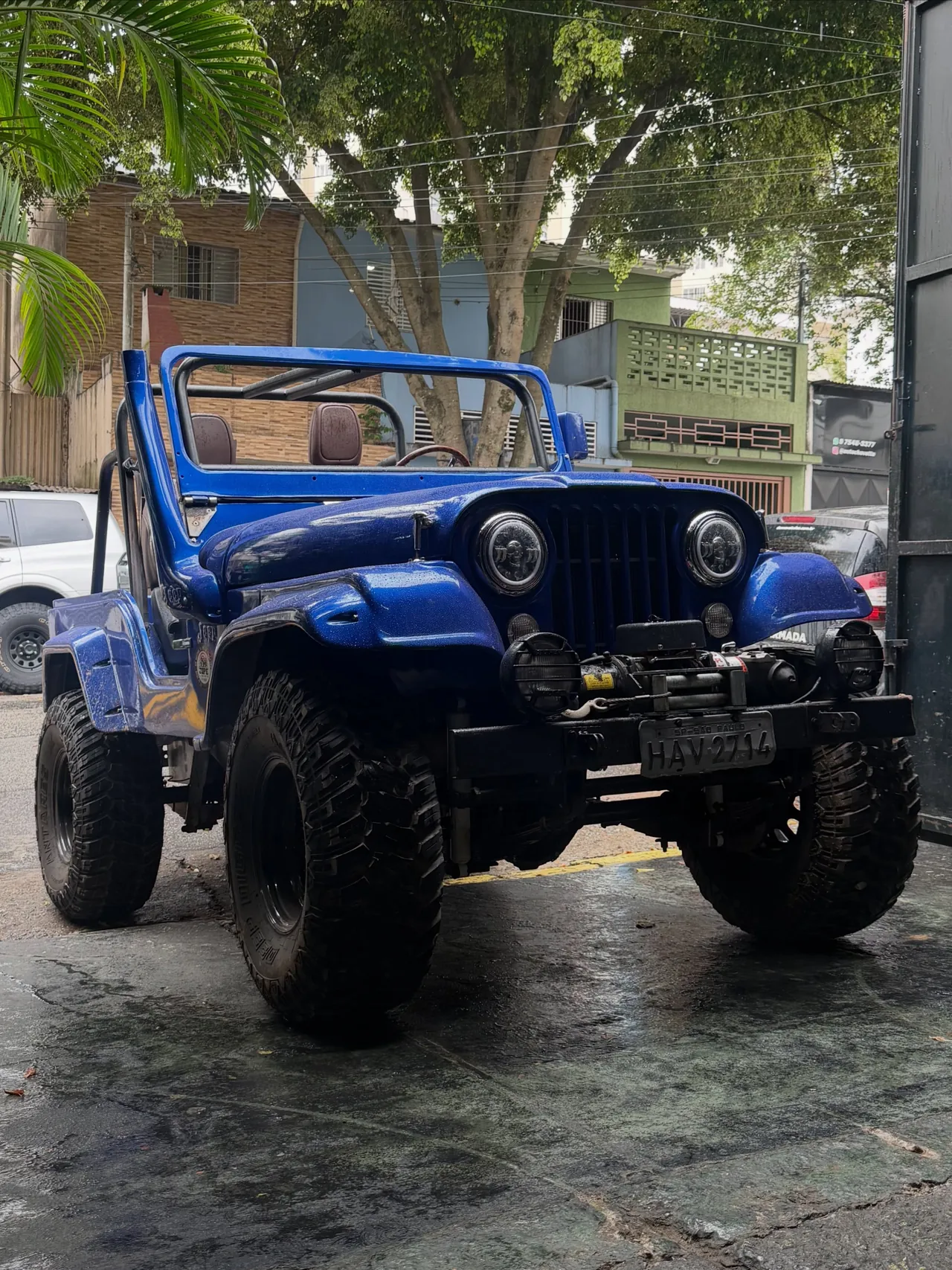 Jeep Willys azul fotografado na cidade