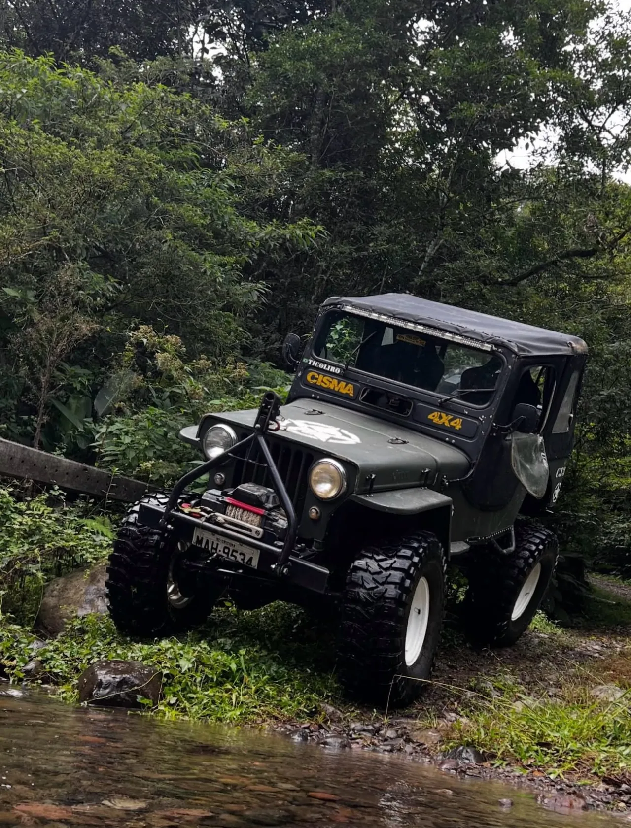 Willys da comunidade parado em um riacho